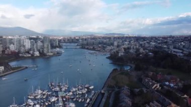 Güneşli bir sabahta Vancouver 'daki False Deresi' nin üzerinden uçun.