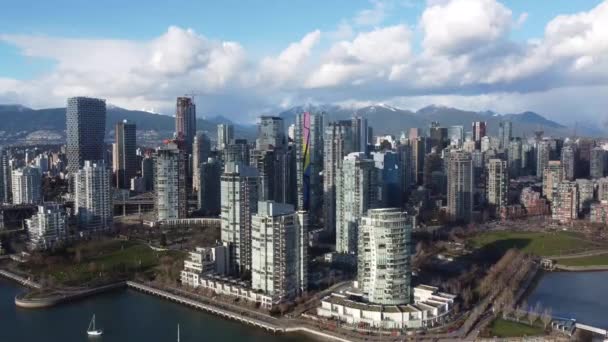 Utsikt Vancouver Sentrum Solskinnsdag Med Synlige Fjell – stockvideo