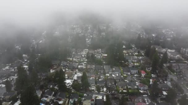 Vlieg Kleine Huizen Noord Amerika Bedekt Met Een Ochtendmist — Stockvideo