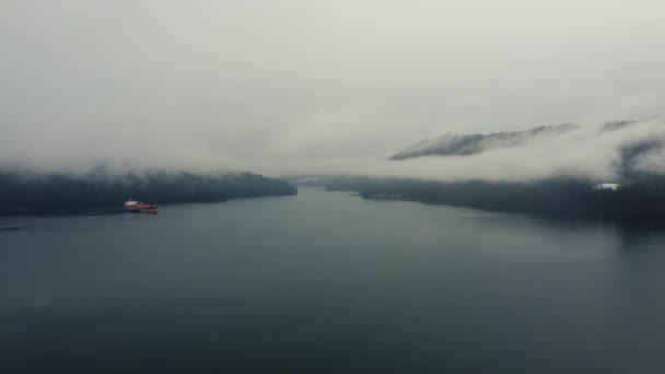 Luftaufnahme Der Bucht Mit Wald Wolken Und Einsamem Schiff — Stockvideo