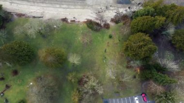 Kanada 'daki berrak suyun yakınındaki parkın aşağı manzarası.
