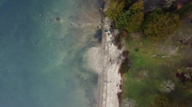 Suya tepeden bakmak ve güneşli bir günde kumsalda yürümek.