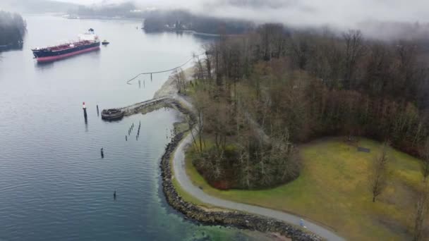 Luchtfoto Van Het Schip Baai Bewind Getrokken Een Bewolkte Dag — Stockvideo