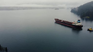 Kanada körfezinden okyanusa çekilen petrol tankerinin yukarıdan görünüşü