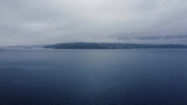 曇りと雨の日にカナダの穏やかな青い湾の水 — ストック動画