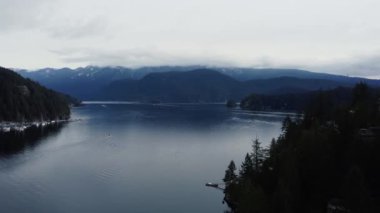 Kanada 'daki körfezin havadan görünüşü. Etrafta hareket eden küçük tekneler ve bir marina var.