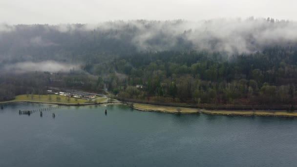 Flygfoto Över Bergen Täckt Med Moln Nära Vatten British Columbia — Stockvideo