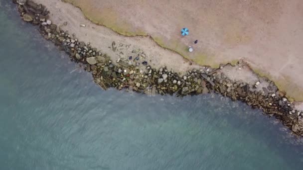 Vista Cima Para Baixo Das Pessoas Uma Praia Rochosa Canadá — Vídeo de Stock