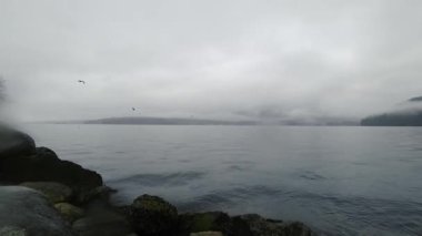 Bulutlu bir günde Britanya Kolumbiyası 'ndaki dereler