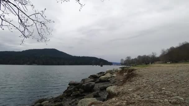 Shore Stones Timelapse Mountains Cloudy Day Canada — Stock video