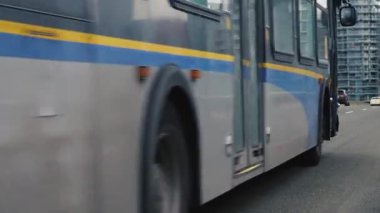 Trolleybus ve arabalar köprüde Vancouver 'a gidiyorlar.