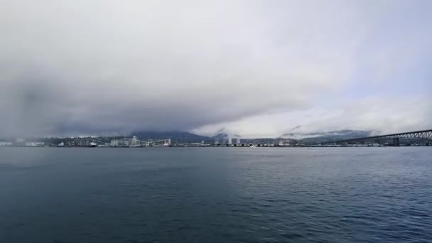 Rivier Canada Met Scheepsterminal Aan Overkant Een Regenachtige Dag — Stockvideo