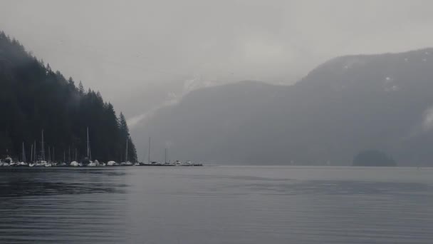Baía Canadá Com Iates Montanhas Circundantes Nevoeiro Manhã — Vídeo de Stock