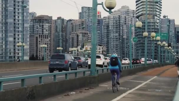 Downtown Vancouver Uitzicht Vanaf Brug Met Passerende Auto Fietsen — Stockvideo