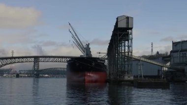 Vancouver terminalinde güneşli bir günde bekleyen bir uçak gemisi.