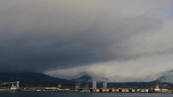 Kanada Daki Kargo Terminalinin Arkasındaki Bulutlarda Dağlar — Stok video