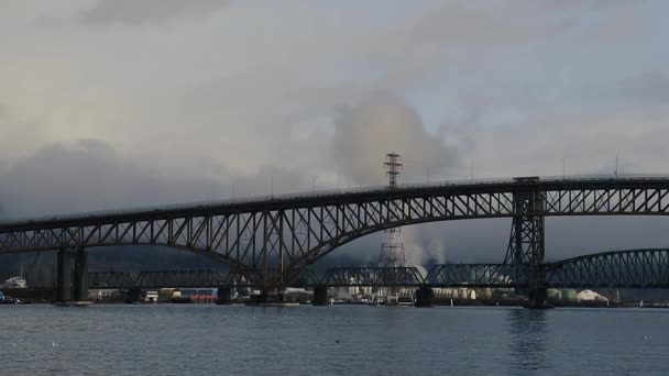 Ponte Vancouver Com Carros Passando Gaivotas Água Dia Nublado — Vídeo de Stock