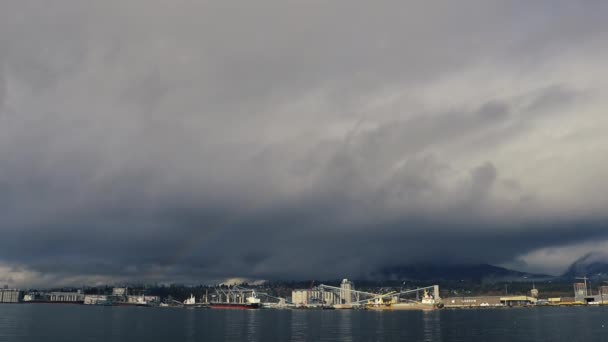 Terminalin Üzerinde Kaybolan Gökkuşağı Vancouver Kargo Gemisi — Stok video