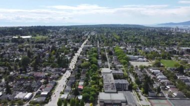 Güzel güneşli bir günde otoyolu olan yeşil bir mahallede uçmak.