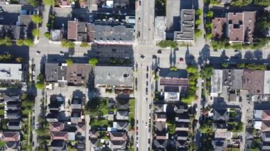 Kanada 'da trafiği ve küçük evleri olan kavşakların yukarıdan görünüşü