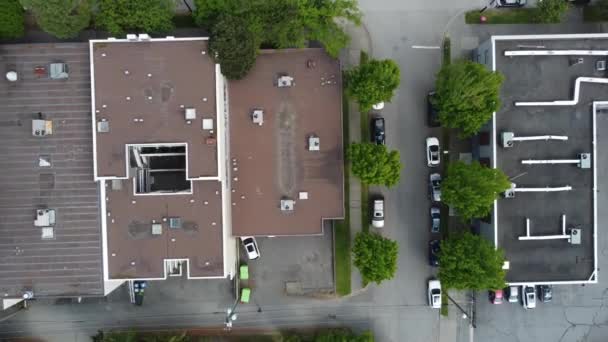 Yukarıdan Aşağıya Bakan Görüntü Yakınlardaki Bir Kavşakta Kafenin Çatısından Çekiliyor — Stok video