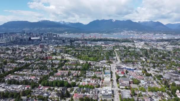 在温哥华的住宅区上空盘旋 背景是市中心和群山 — 图库视频影像
