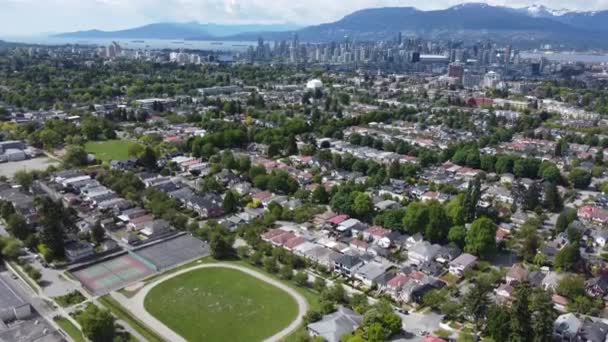 Luftutsikt Vancouvers Boligområde Med Grøntområde Sentrum Langt Unna – stockvideo
