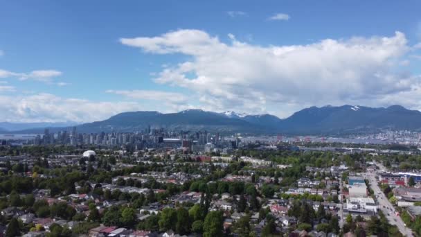 Vliegen Groene Residentiële Zijn Met Vancouver Centrum Achtergrond — Stockvideo