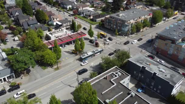 Luftaufnahme Einer Straßenkreuzung Kanada Mit Einer Tankstelle Einem Sonnigen Tag — Stockvideo