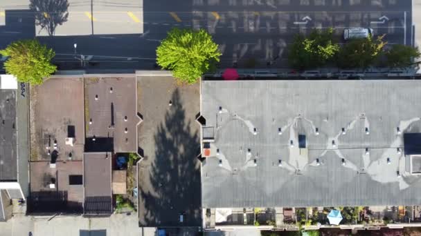Shora Dolů Letecká Moucha Směrem Střechu Americkém Městě Slunečného Dne — Stock video