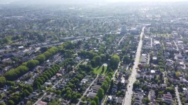 Vancouver 'da güneşli bir günde yeşil banliyö manzarası