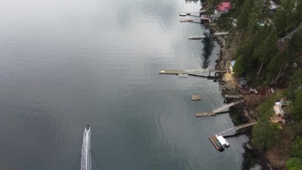 曇りの日に桟橋付きのベイと小さな家の広い景色 — ストック動画