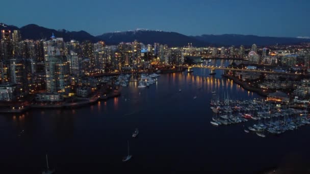 Şehir Merkezindeki Vancouver Şehrinin Arka Planında Dağlar Olan Hava Gece — Stok video