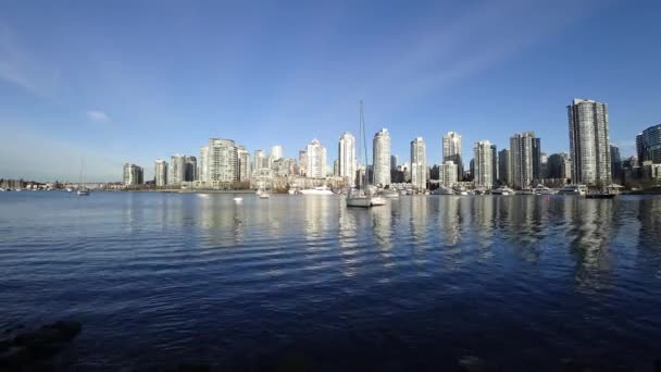 Timelapse Blått Vatten Vancouver Bay Med Förtöjda Båtar Framför Centrum — Stockvideo