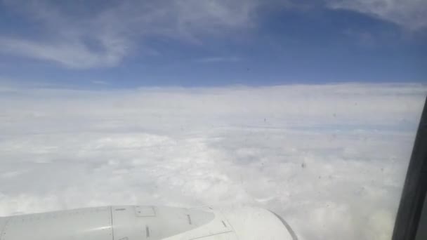 Uçak Penceresinden Gelen Yoğun Bulutlarda Uçuş Sırasında Zaman Türbülansı — Stok video