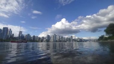 Vancouver şehir merkezinde yavaşça hareket eden bulutların zamanı ve açık körfez suları