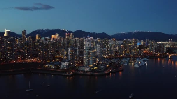 Inauguración Aérea Del Centro Vancouver Por Noche Con Montaña Fondo — Vídeo de stock