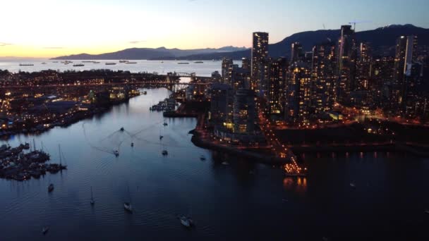 Volar Sobre Falso Arroyo Crepúsculo Hacia Centro Vancouver Puentes — Vídeo de stock