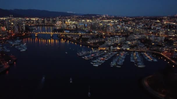 Luftaufnahme Der Cambie Brücke Vancouver Yachthafen Und Fairview Der Dämmerung — Stockvideo