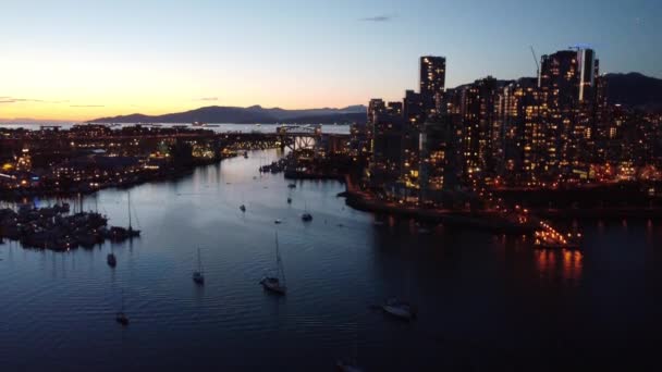 Flyg Över Djupblå Vatten Och Yachter Viken Nära Vancouver Centrum — Stockvideo