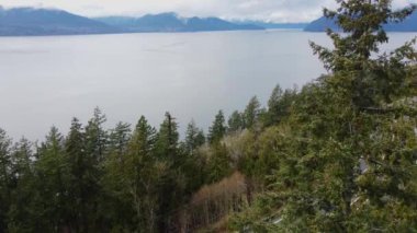 Bulutlu bir günde Howe yakınlarında Kanada 'daki otobanın hava açılışı.