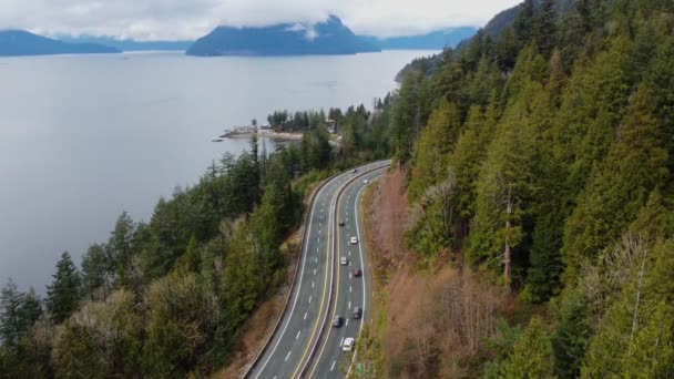 Fliegen Sie Über Den Malerischen Kanadischen Highway Zwischen Wasser Und — Stockvideo