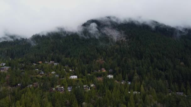 Letět Směrem Domům Horách Pokrytých Zelenými Smrky Nízkými Mraky — Stock video
