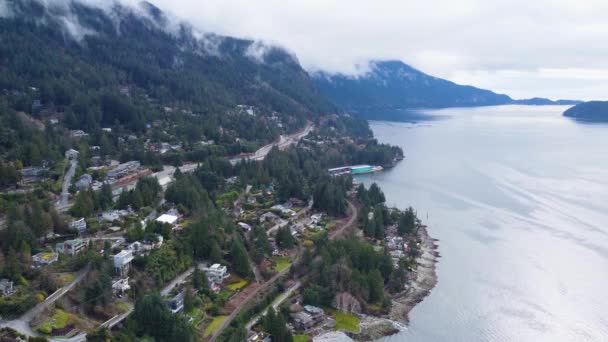 加拿大海湾和山区附近社区住房的空中景观 — 图库视频影像
