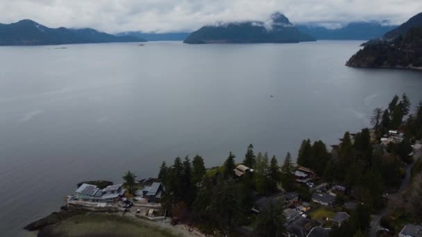 Bulutlu Bir Günde Adaların Manzarasıyla Howe Sound Üzerinden Küçük Evlerin — Stok video