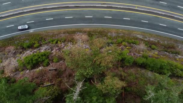 Vista Arriba Hacia Abajo Carretera Forma Pie Montaña Rocosa — Vídeo de stock