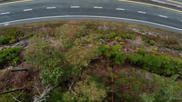Leć Nad Autostradą Kształcie Litery Pasem Rowerowym Podnóża Góry — Wideo stockowe