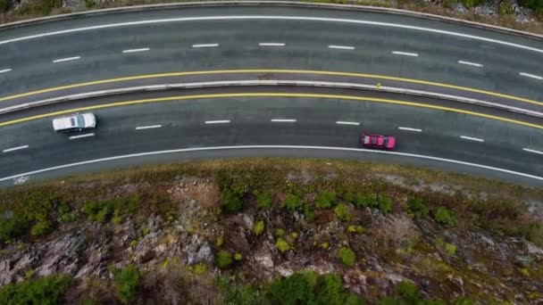 Повітряний Вид Звивистої Канадської Автостради Горах Вкритий Зеленими Деревами — стокове відео