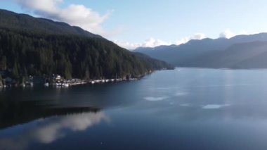 Etrafı yeşil ağaçlarla çevrili körfez sularının üzerinden uç.