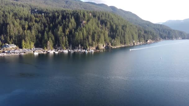 Vista Aérea Pequeño Barco Navegando Las Tranquilas Aguas Entrada Canadá — Vídeo de stock